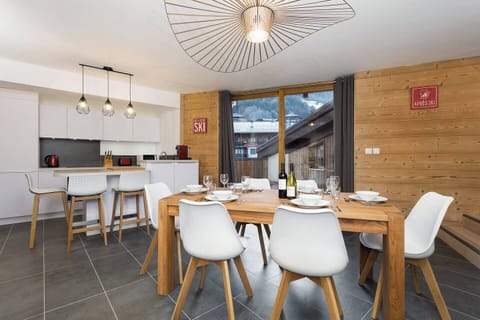 • Dining area facing onto private courtyard • 
