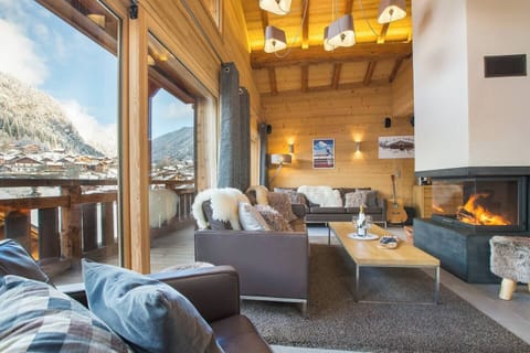 Lovely Views and Designer Fireplace at The Crows Nest