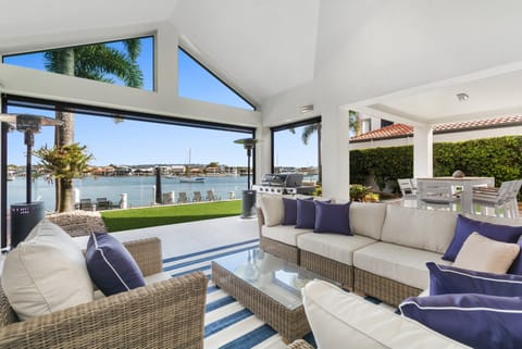 Apartment | Outdoor dining