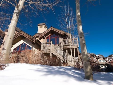 Arrowhead Village is connected to Beaver Creek Village and Bachelor Gulch Village via European-style, village-to-village skiing and complimentary shuttle transportation.