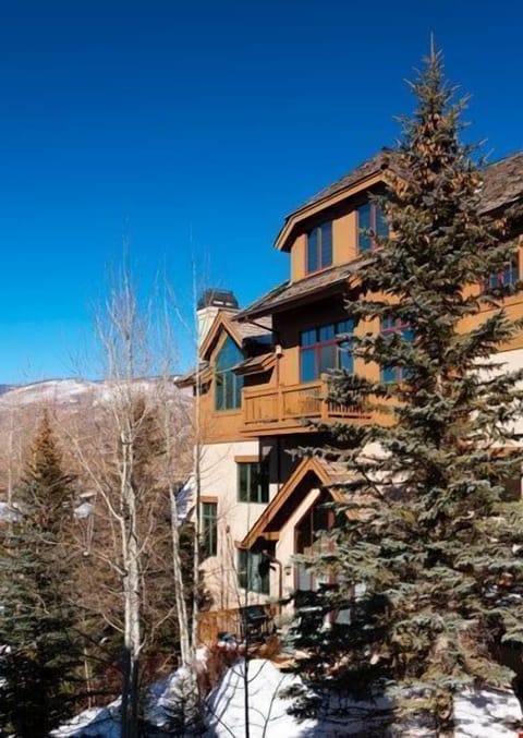 Arrowhead's convenient location and variety of lodging offerings are ideal for families who want the comfort and privacy of a home, plus a village community with dining, amenities and activities.