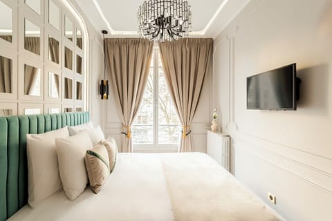 Apartment | Hypo-allergenic bedding, pillowtop beds, in-room safe