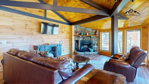 Relax in the heart of Slopesider 20A with soaring windows, cozy seating, and a wood-burning fireplace overlooking the Sugar Mountain slopes.