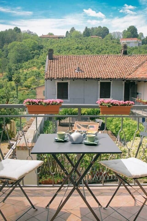 Il balcone privato, un angolo perfetto per la colazione, la cena o per degustare  un calice di vino