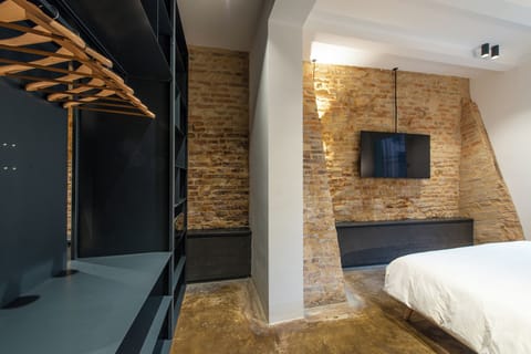 Deluxe Studio, 1 Queen Bed with Sofa bed, Courtyard View | In-room safe, desk, laptop workspace, blackout drapes