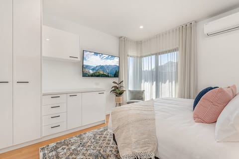 Apartment | 3 bedrooms, laptop workspace, iron/ironing board, bed sheets