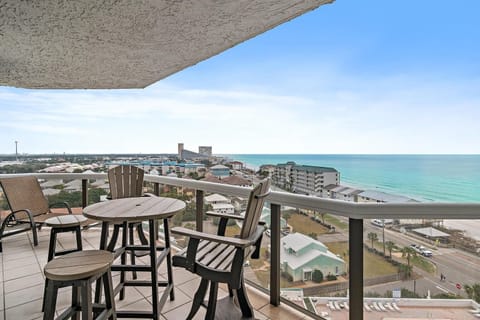 Enjoy the spacious balcony with panoramic Gulf views!