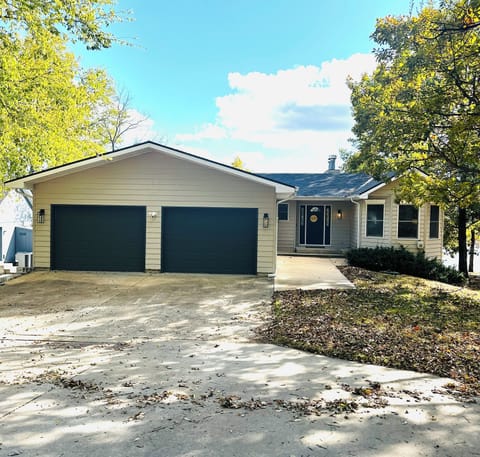 Welcome to this Relaxing Lake House