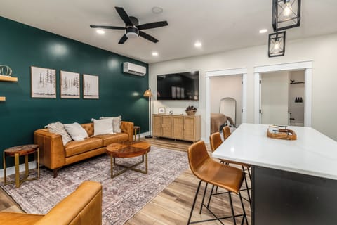 1 Bedroom Suite minutes from GOTGs!