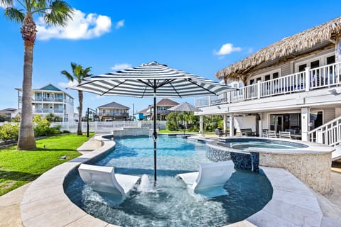 Beautiful in ground pool with hot tub