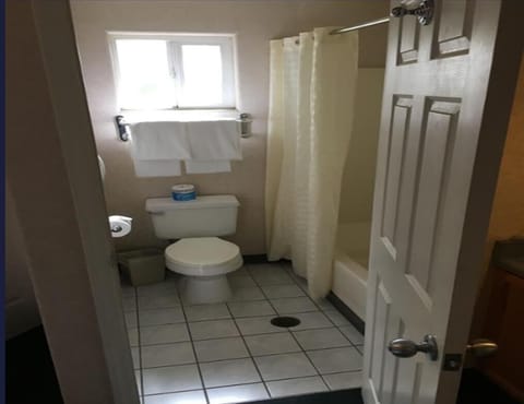 Double Room, 2 Queen Beds image 5