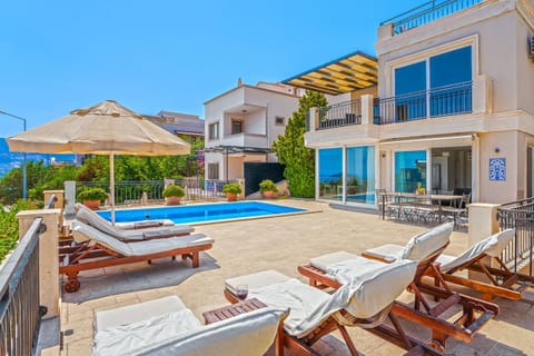 A peaceful pool view that says holiday mode on%2E