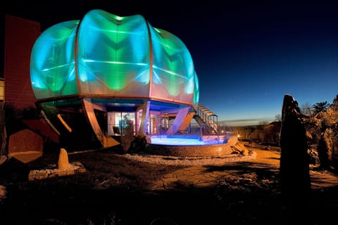 Couples treatment rooms, sauna, hot tub, steam room, body treatments