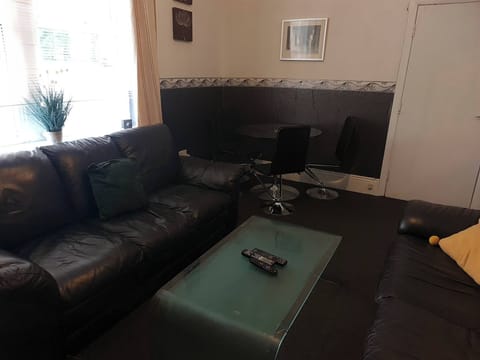 House, 6 Bedrooms | Living room