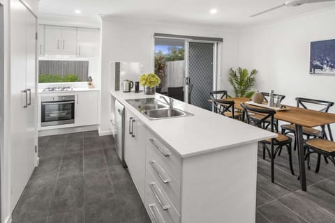 Apartment | Private kitchen | Cookware/dishes/utensils