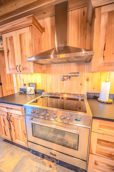 Fully equipped kitchen open to dining area