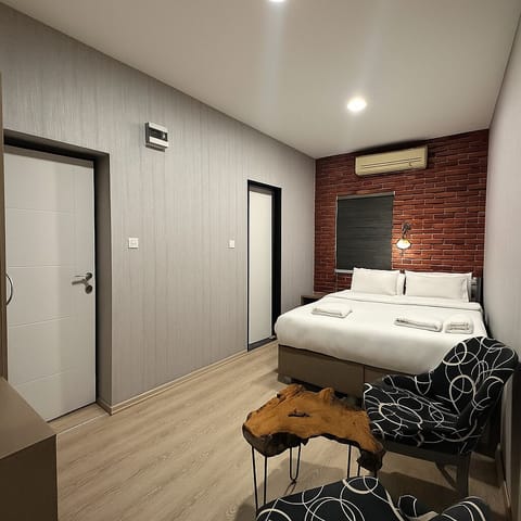 Basic Double Room | Minibar, iron/ironing board, free WiFi, bed sheets