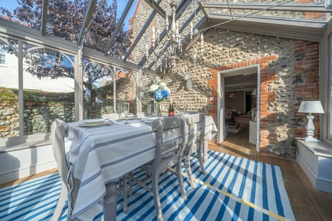 garden room with dining table