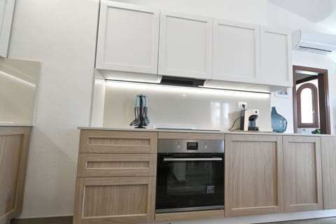 House | Private kitchenette | Full-size fridge, microwave, oven, stovetop