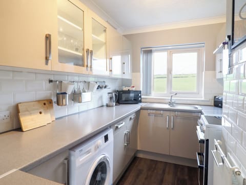 Cottage | Private kitchen | Fridge, microwave, toaster, cookware/dishes/utensils