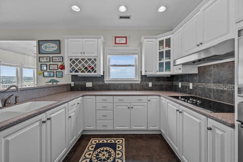 Large kitchen equipped with everything you need to make delicious meals.