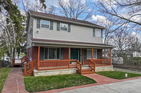 Front exterior with porch and classic lakehouse style