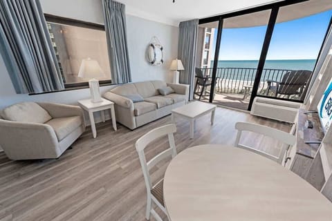 Amazing Living Room with Stunning Views☀️