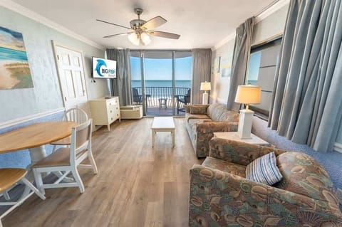 Amazing Living Room with Stunning Views☀️
