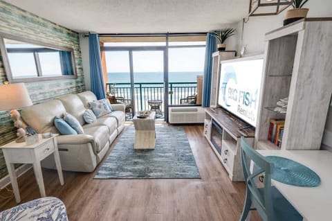 Large Living Room, Beautifully Decorated with Amazing Views