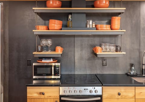 Private kitchen | Fridge, microwave, oven, stovetop