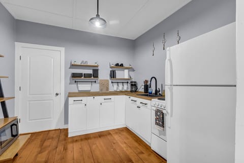 Clean lines and natural wood tones meet open shelving and cozy charm — your morning coffee’s new favorite spot.
