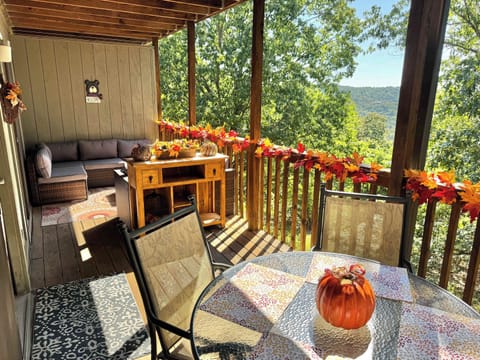 Just in time for Fall fest. Grab a cup of morning coffee and listen to the Silver Dollar City Steam Train just 1 mile away! 