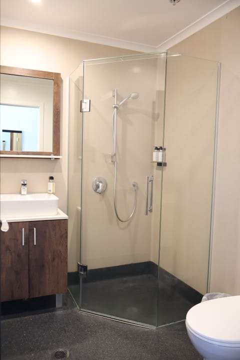 Studio | Bathroom | Shower, hair dryer, towels, soap