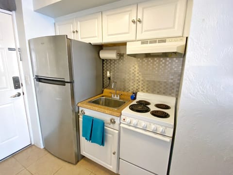 A kitchen with all the amenities to make your stay comfortable.
