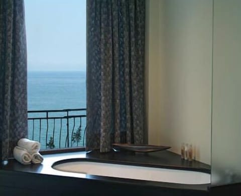 Superior Double or Twin Room, 1 Double or 2 Twin Beds, Sea View | Deep soaking bathtub