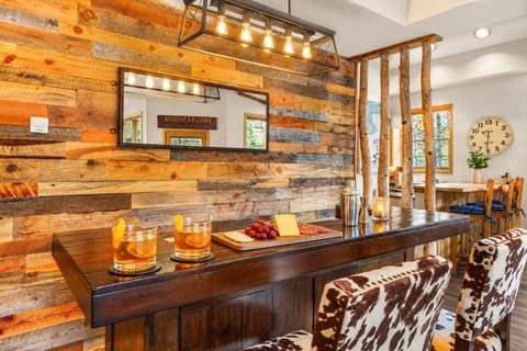 The Summit Bar—your private après-ski gathering place after a day on the slopes.
