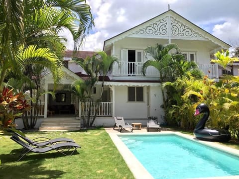 Facade and terrace overlooking the garden and private pool