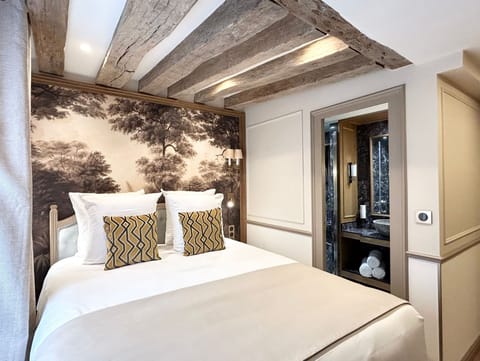 Apartment, Courtyard View | Hypo-allergenic bedding, pillowtop beds, in-room safe