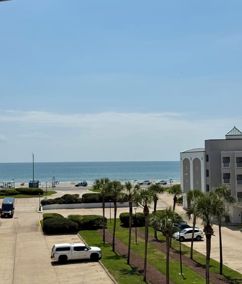 Awesome beach views. Sereranity beautiful and quiet suite