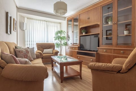 Salón amplio con sofás y smart tv