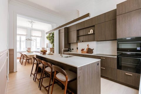 Op het gelijkvloers vind je een volledig uitgeruste keuken (oven, microgolf, waterkoker, toaster, koffiezet, Nespresso ..), met extra opbergruimte en een tweede koelkast met diepvries.
