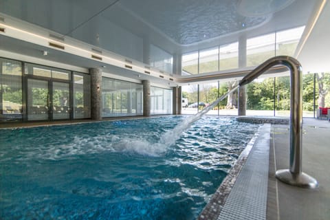 Indoor pool, sun loungers