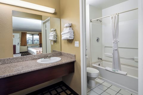 Combined shower/tub, free toiletries, hair dryer, towels