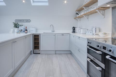 Cottage (3 Bedrooms) | Private kitchen | Microwave, oven, highchair