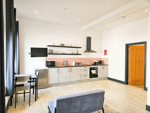 Apartment (0 Bedroom) | Private kitchen | Microwave, oven