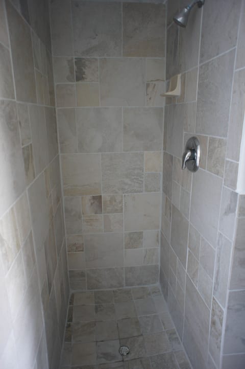 Single Queen | Bathroom shower