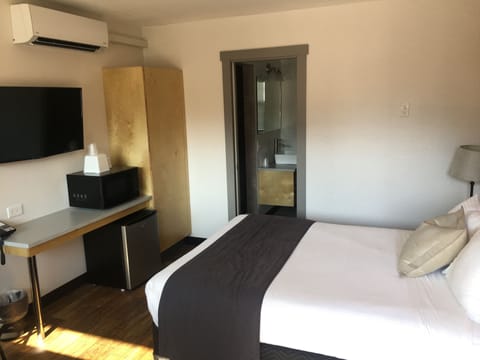 Modern Single Queen | Free WiFi, bed sheets