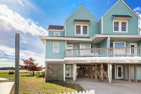 Welcome to Turtle—a cozy, dog-friendly Buxton townhome with a screened porch, ocean views, and easy access to the beach.