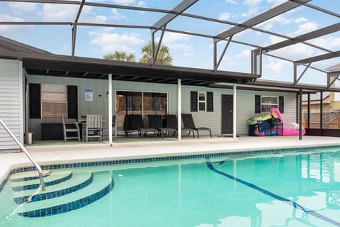 Screened-in Florida oasis