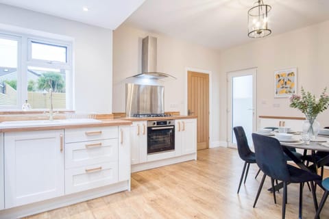 Seascape Retreat - 3 Bedroom Flat - Porthcawl (8819)